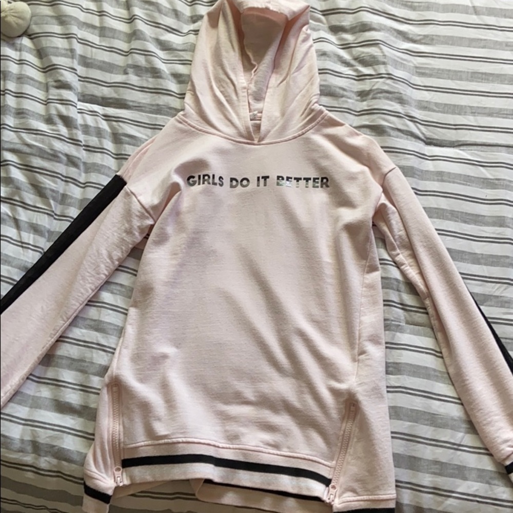 “Girls do it better” long-sleeve tee-shirt/hoodie.